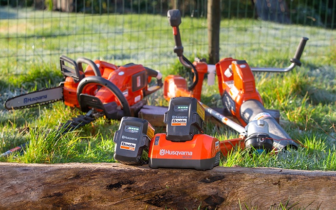 Gartenwerkzeuge wie Rasenmäher und Heckenschneider
